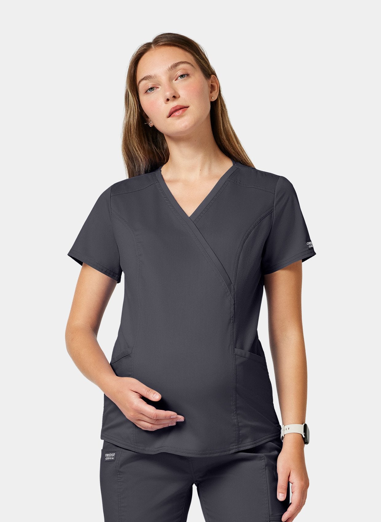 Blouse médicale femme maternité avec main sur le ventre
