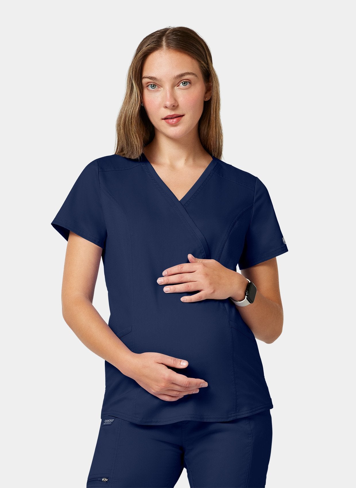 blouse médicale femme enceinte face avec deux mains sur ventre