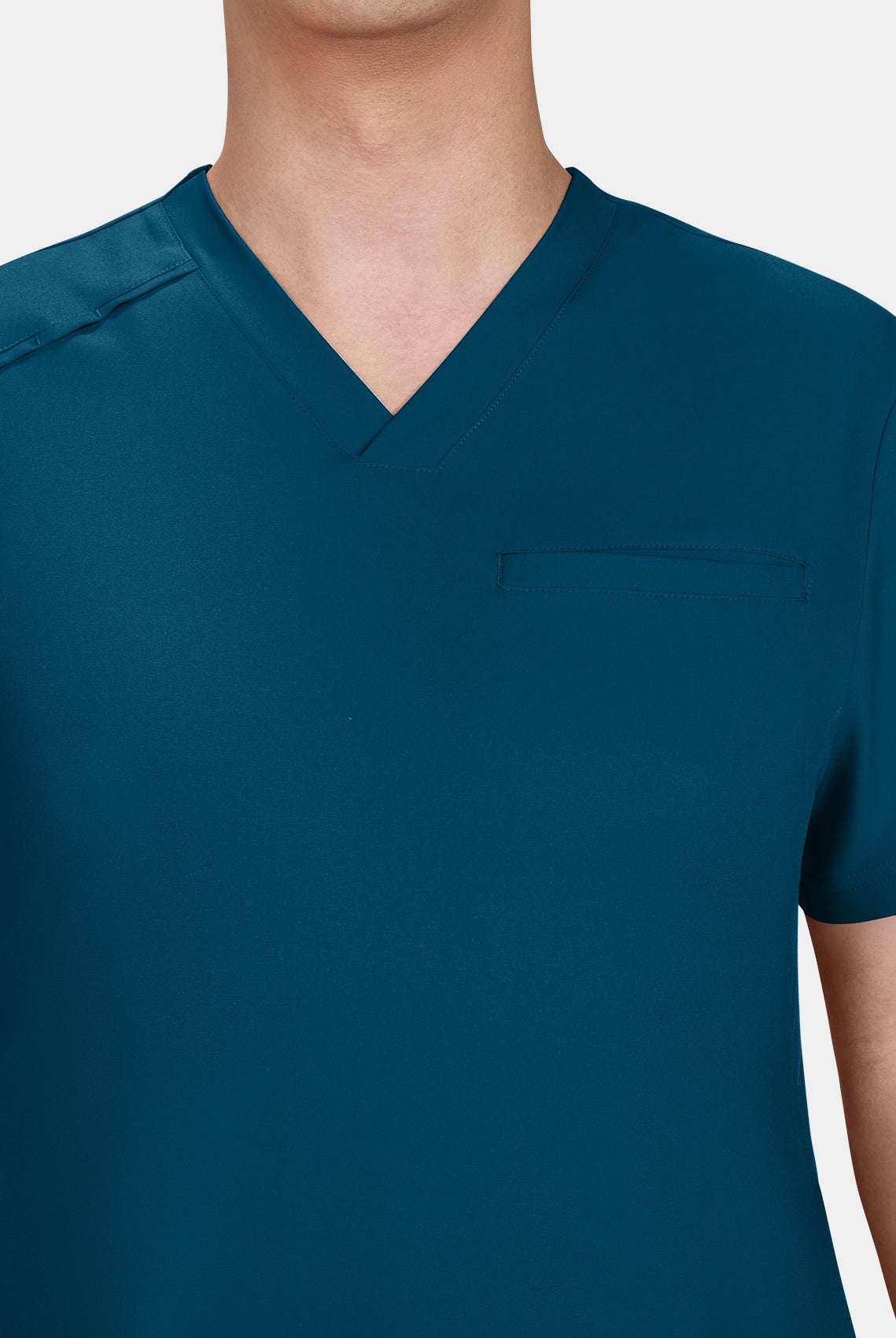 Zoom sur le col d'un homme portant une blouse medicale Koi Cureology Stasis Bleu Caraibe