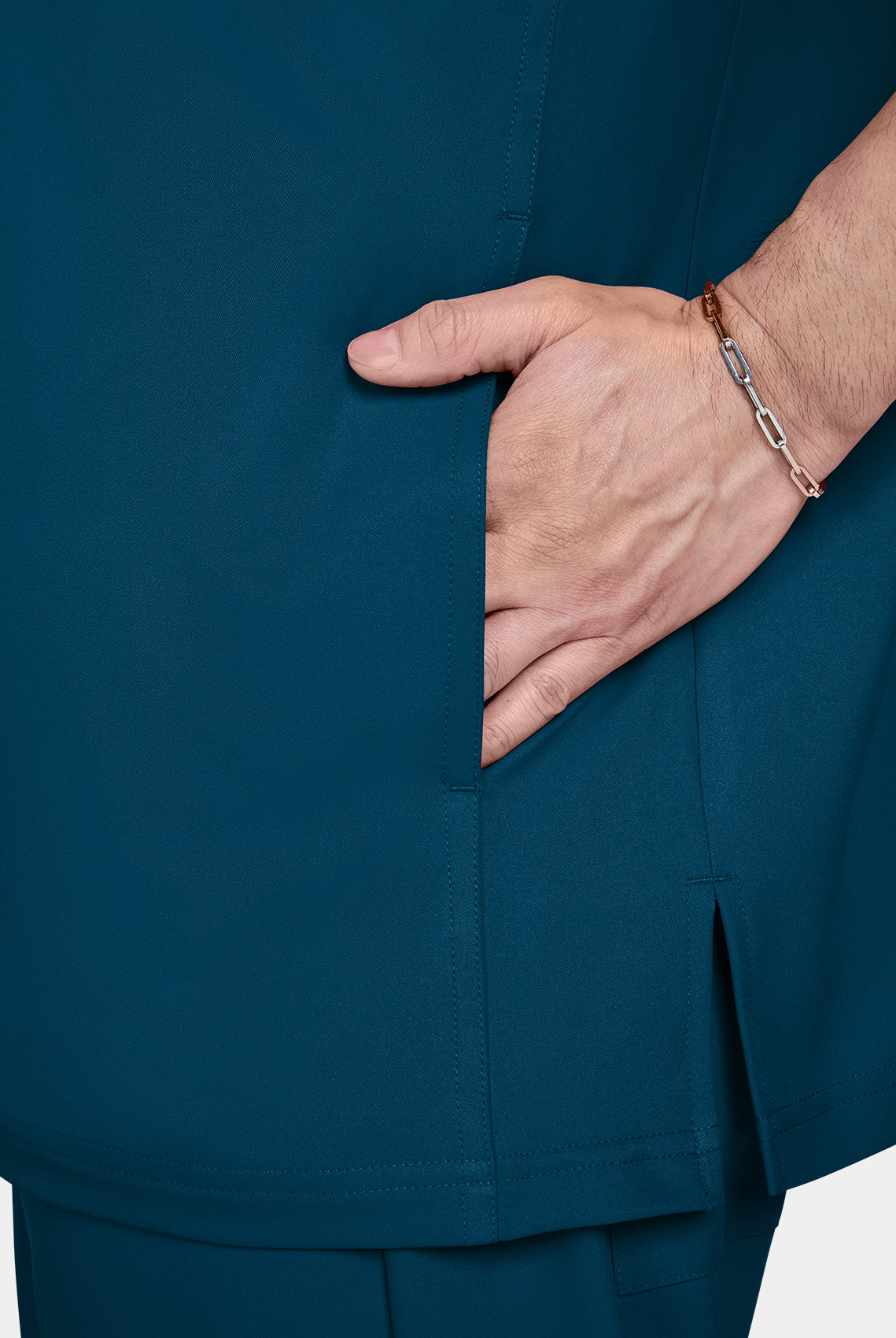 Zoom sur la poche d'un homme portant une blouse medicale Koi Cureology Stasis Bleu Caraibe