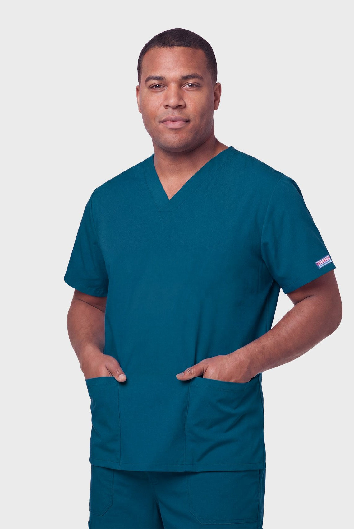 homme portant une blouse medicale cherokee unisex bleu caraible