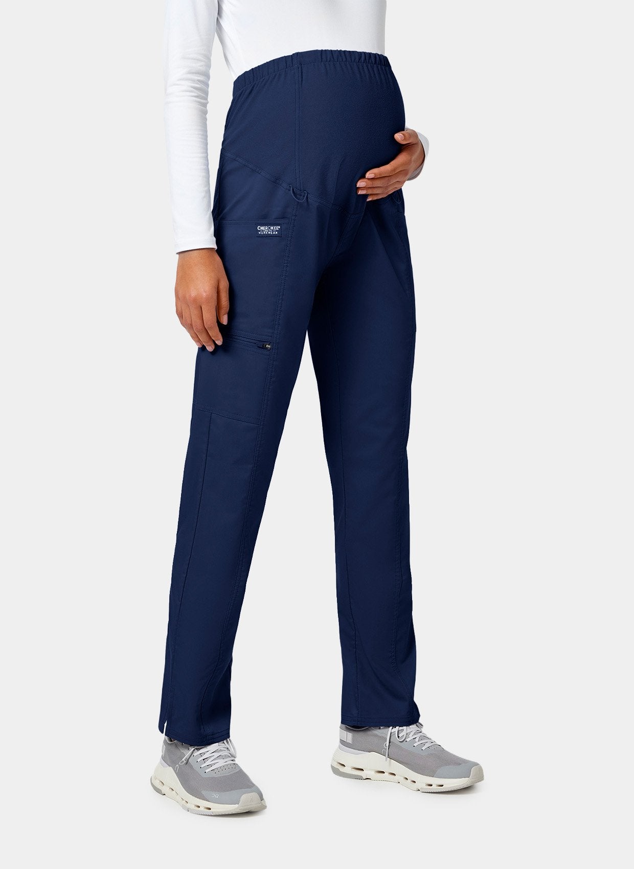 pantalon médical femme maternité face avec main sur le ventre