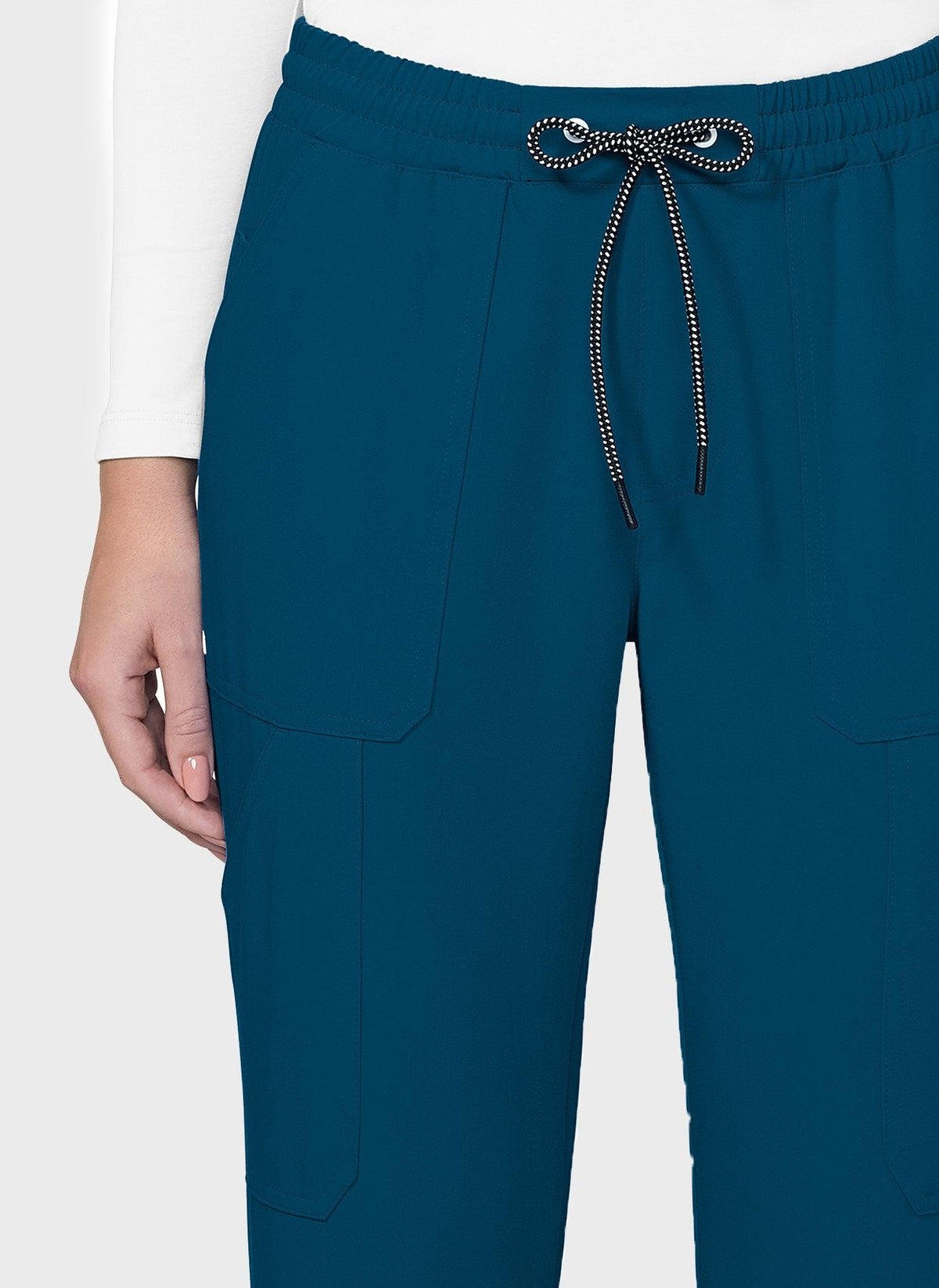 Pantalon médical femme Koi Next Gen Bonnes ondes bleu Caraïbes gros plan