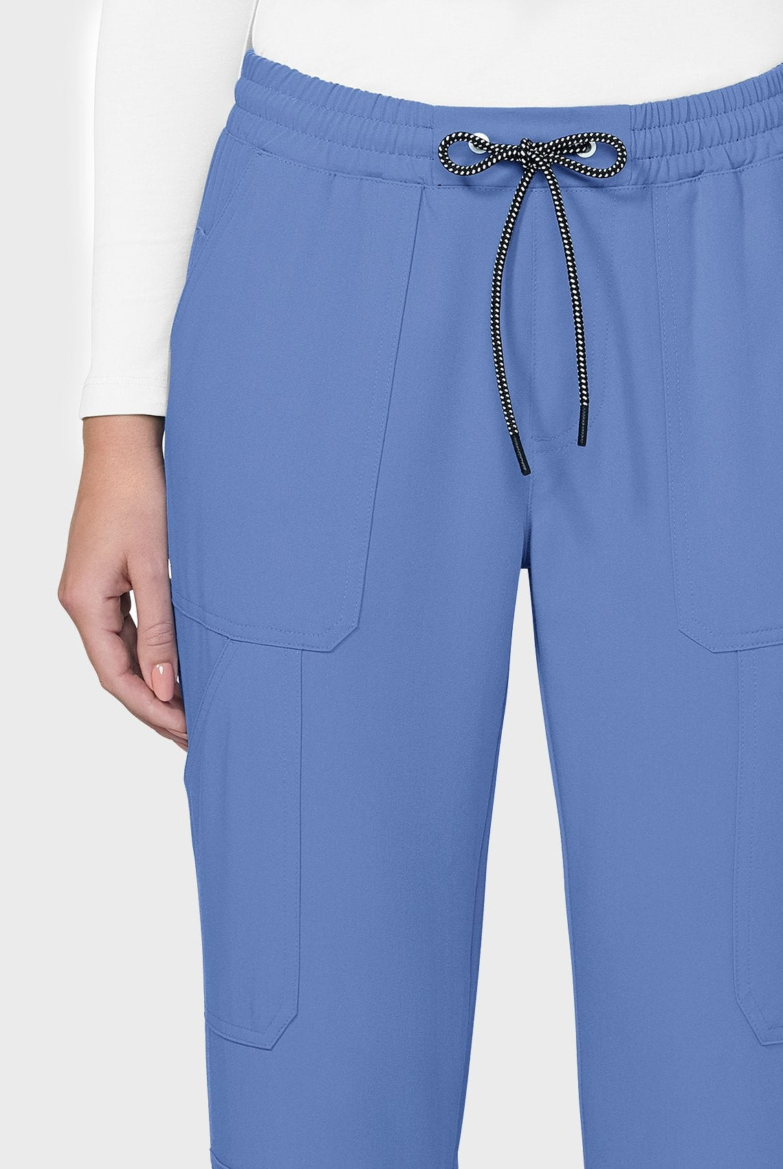 Pantalon médical femme Koi Next Gen Bonnes ondes bleu ciel gros plan