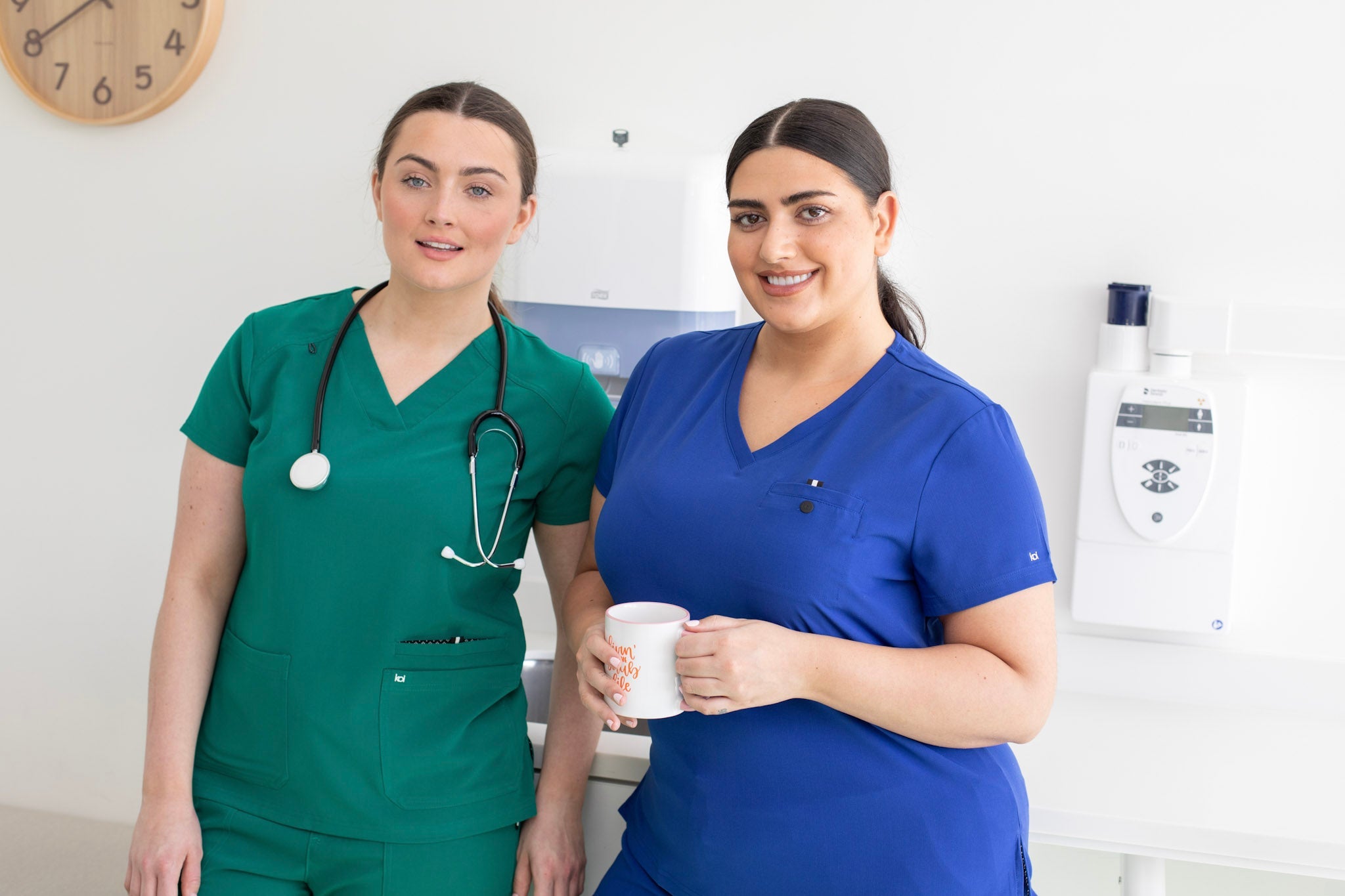 2 femmes en blouse médicale 