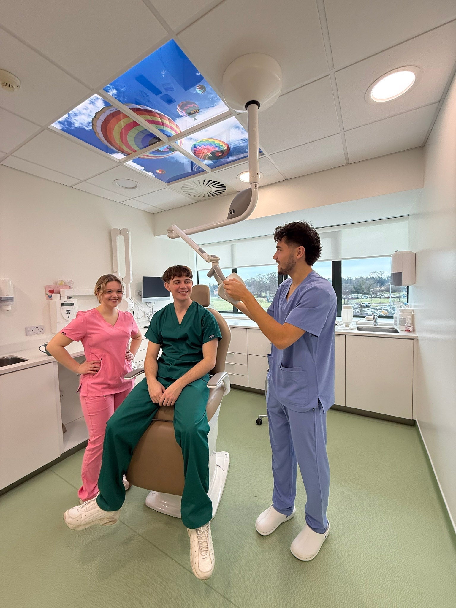 3 étudiants en blouse médicale 