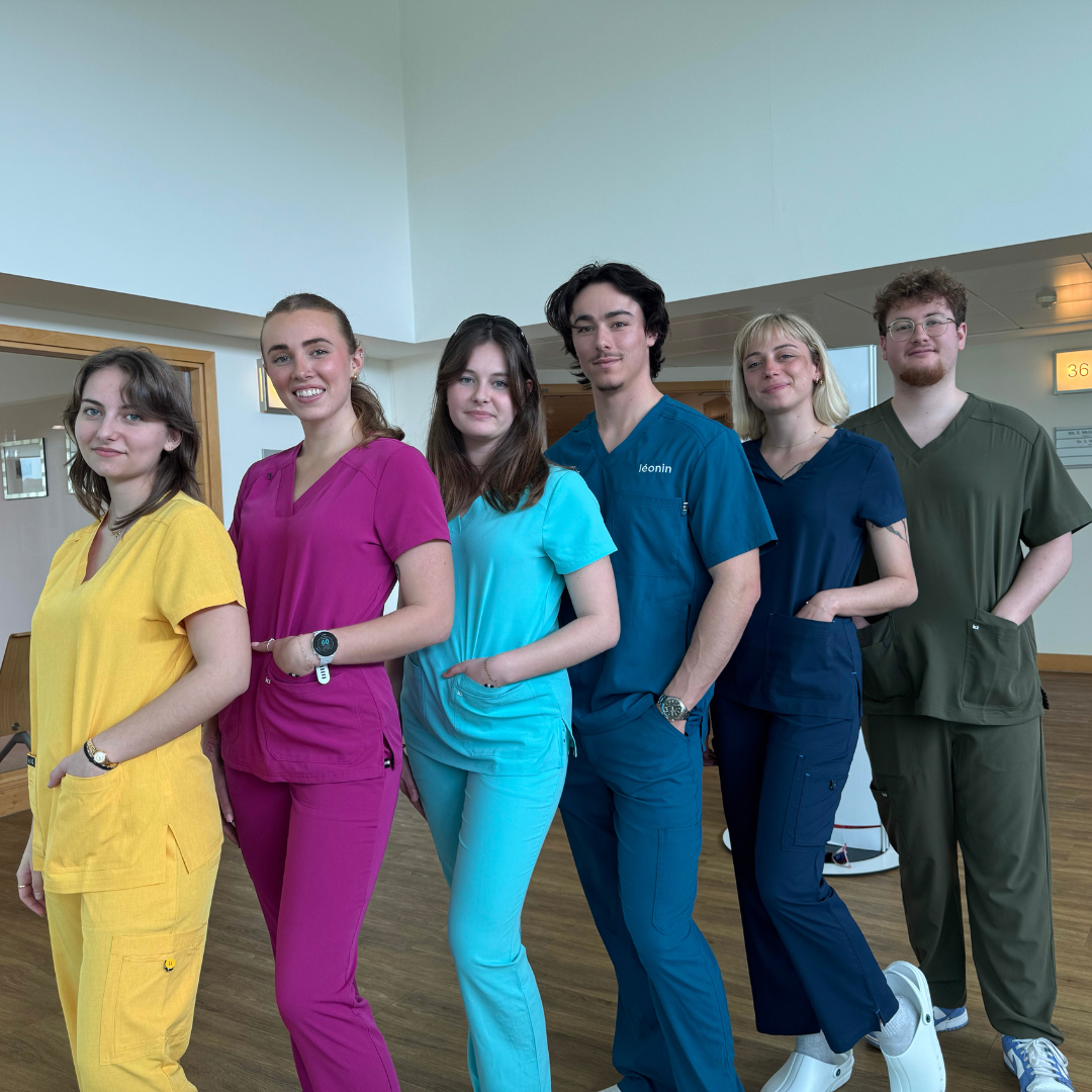 Choisir la couleur d’uniforme médical qui sublimera votre teint