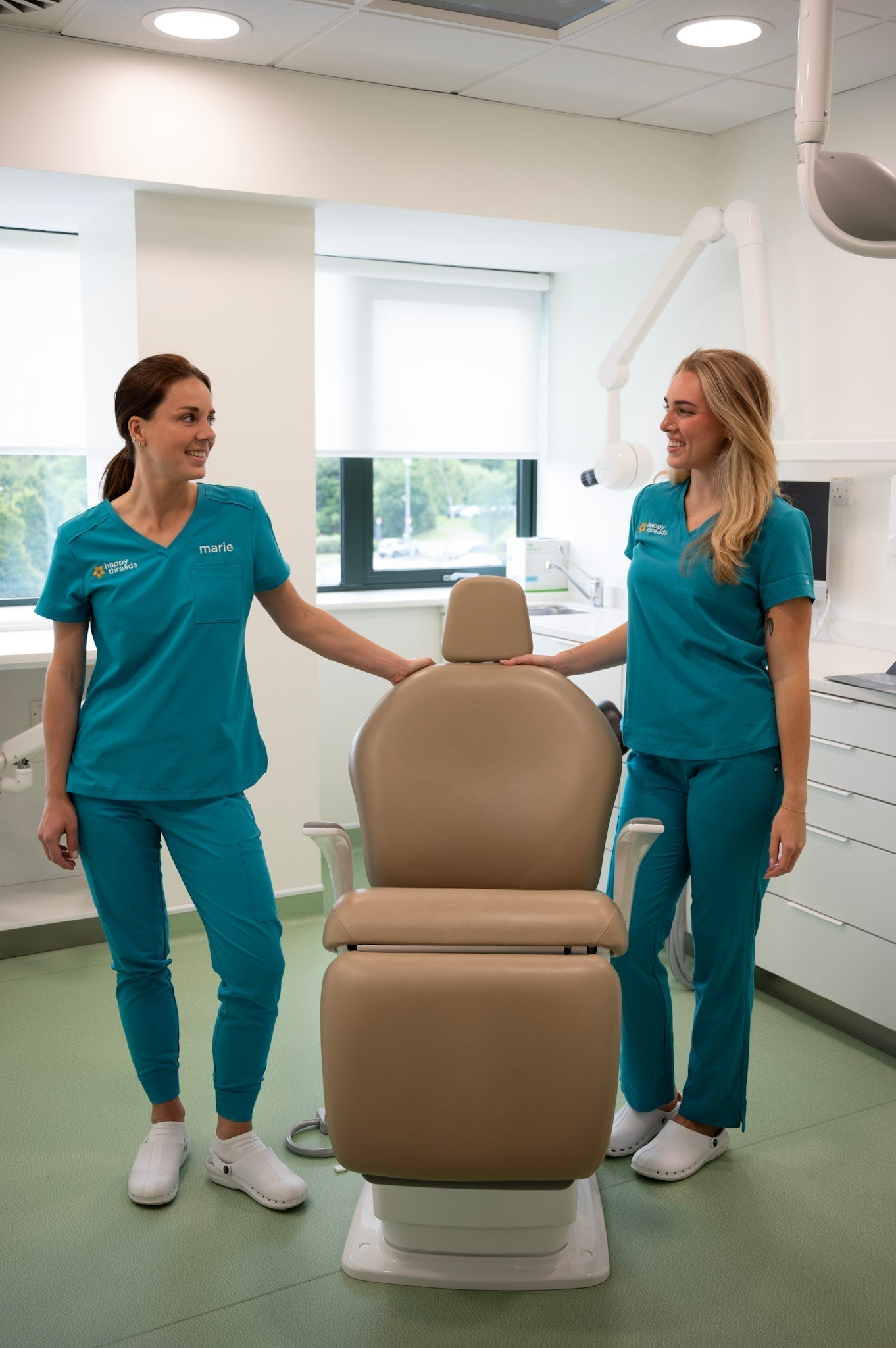 Deux dentistes en blouse médicale Bleu Canard