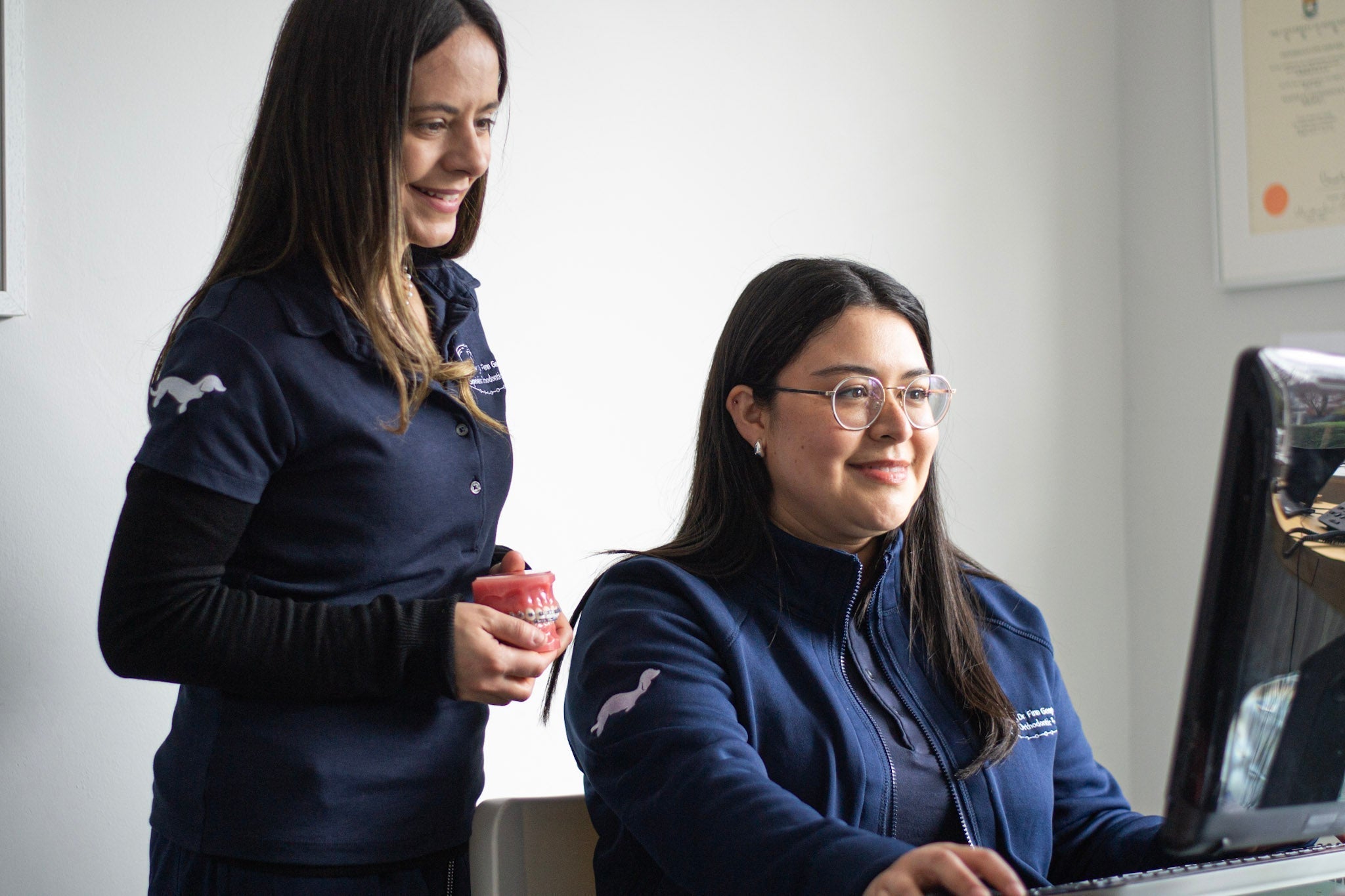 Assistantes vétérinaires portant des blouses et vestes de vétérinaire bleue marine