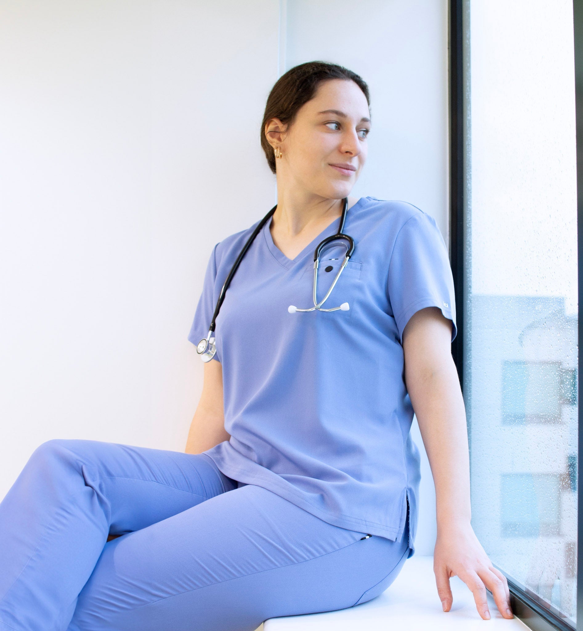 Tenue vétérinaire : quelles couleurs privilégier pour limiter poils et taches ?