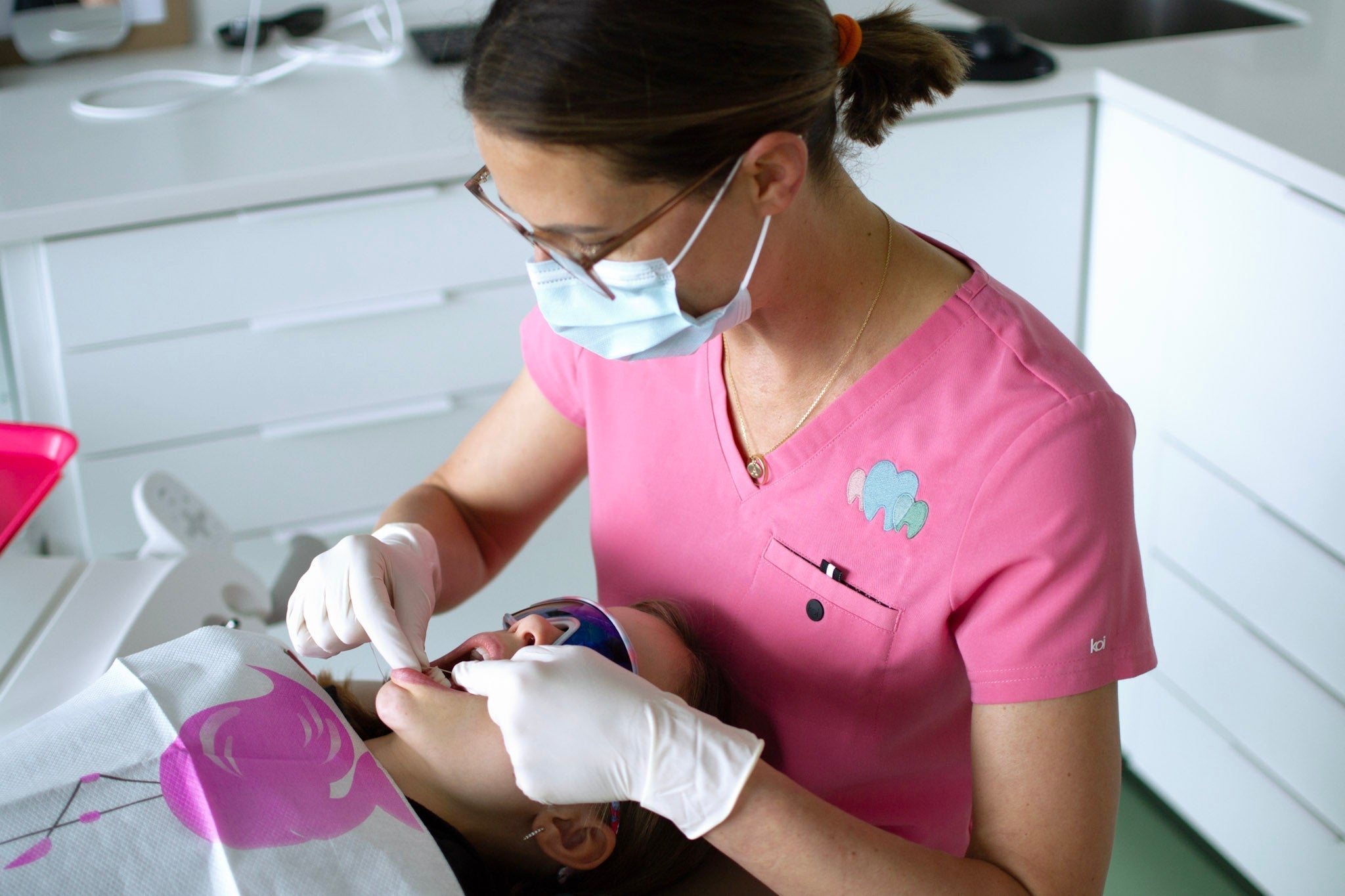 Dentiste en opération avec un enfant