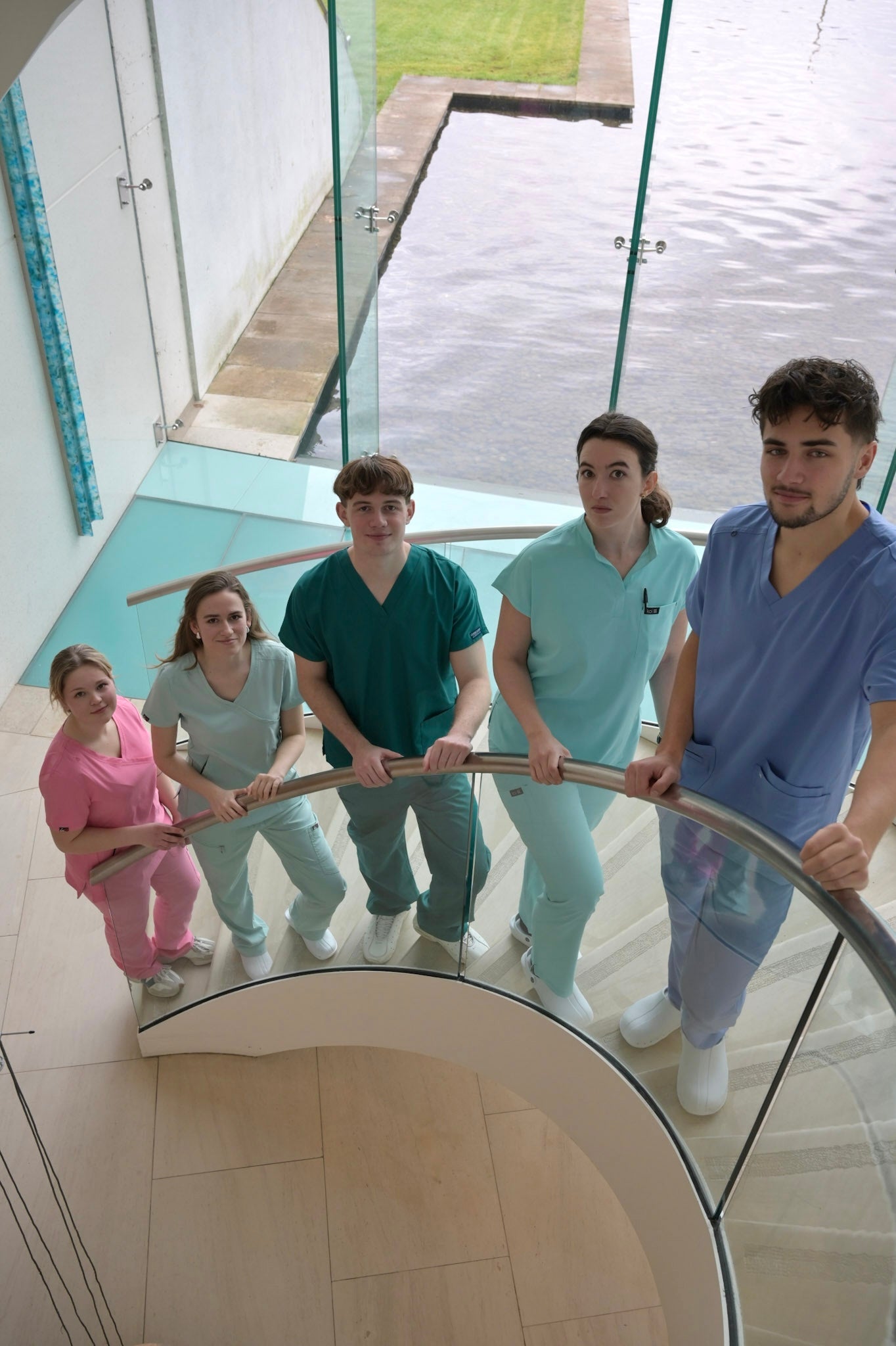 Equipe en blouse médicale colorée