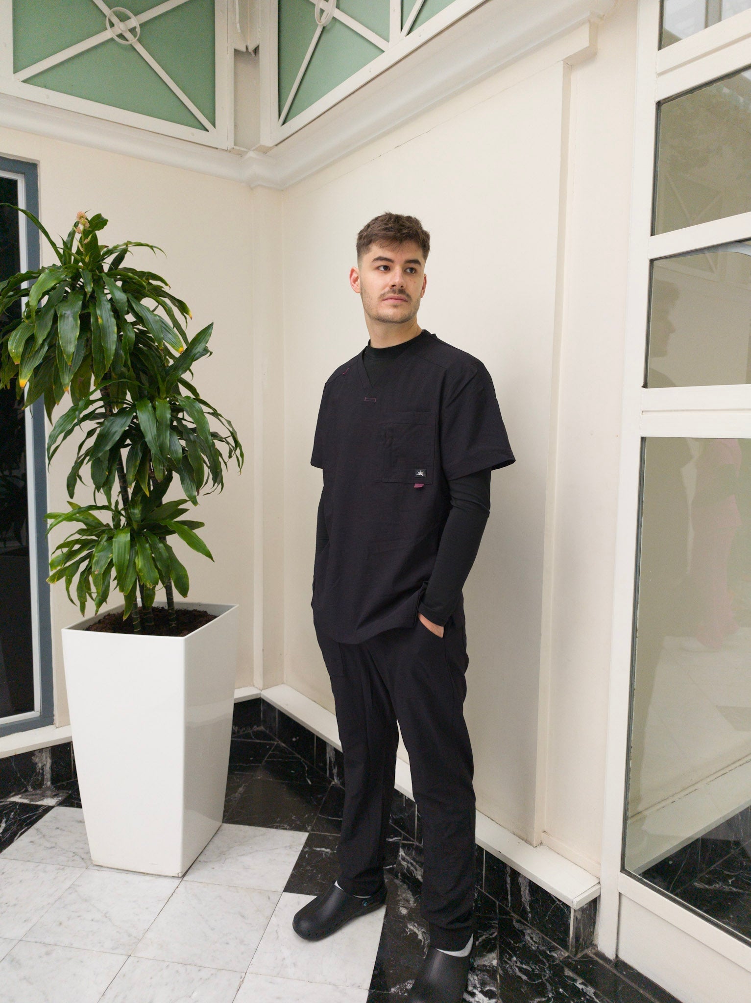 Blouse médicale homme : combien de poches et quels rangements sont vraiment utiles ?