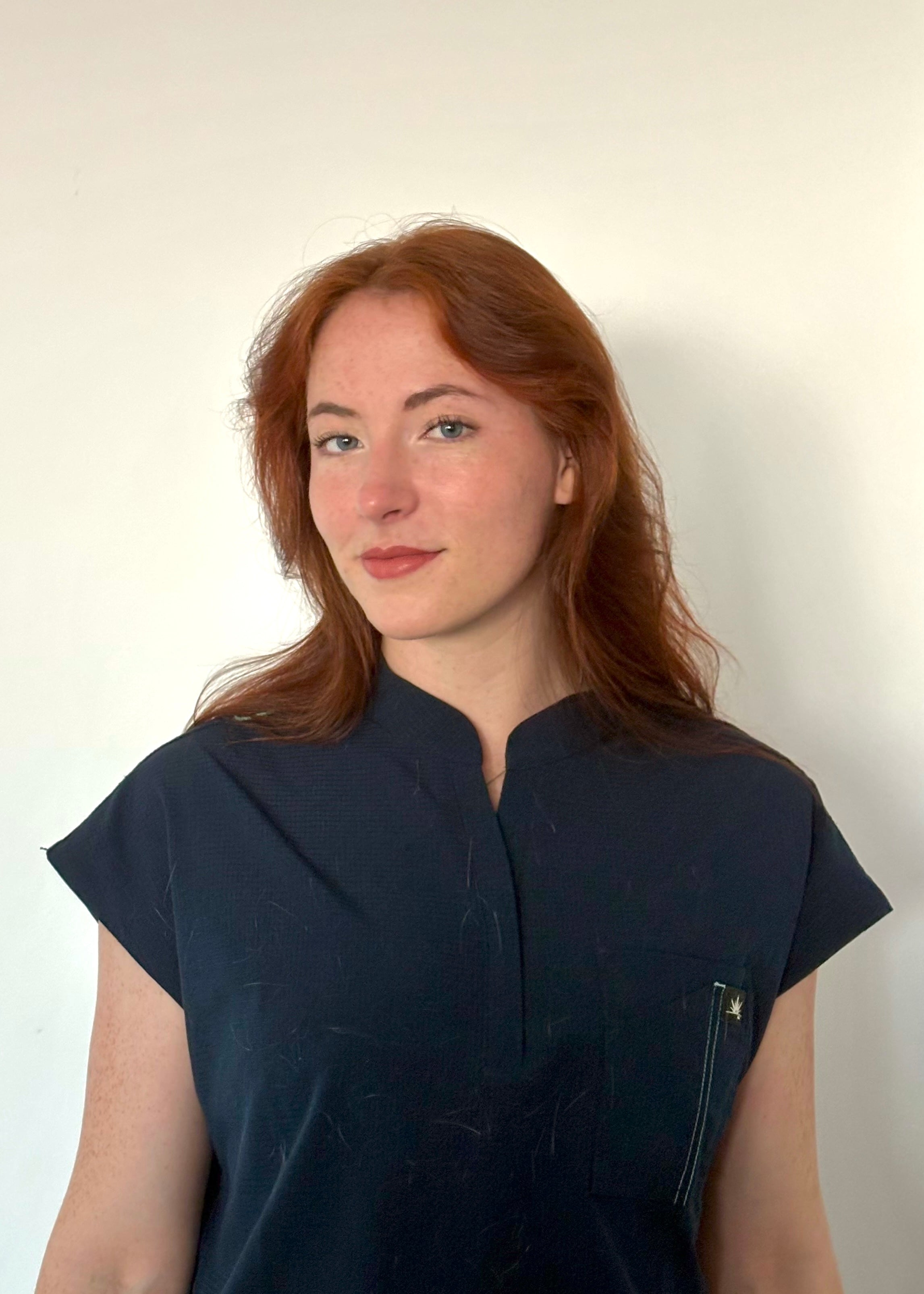 Maryne en blouse Koi Solis Catrin Bleu Marine