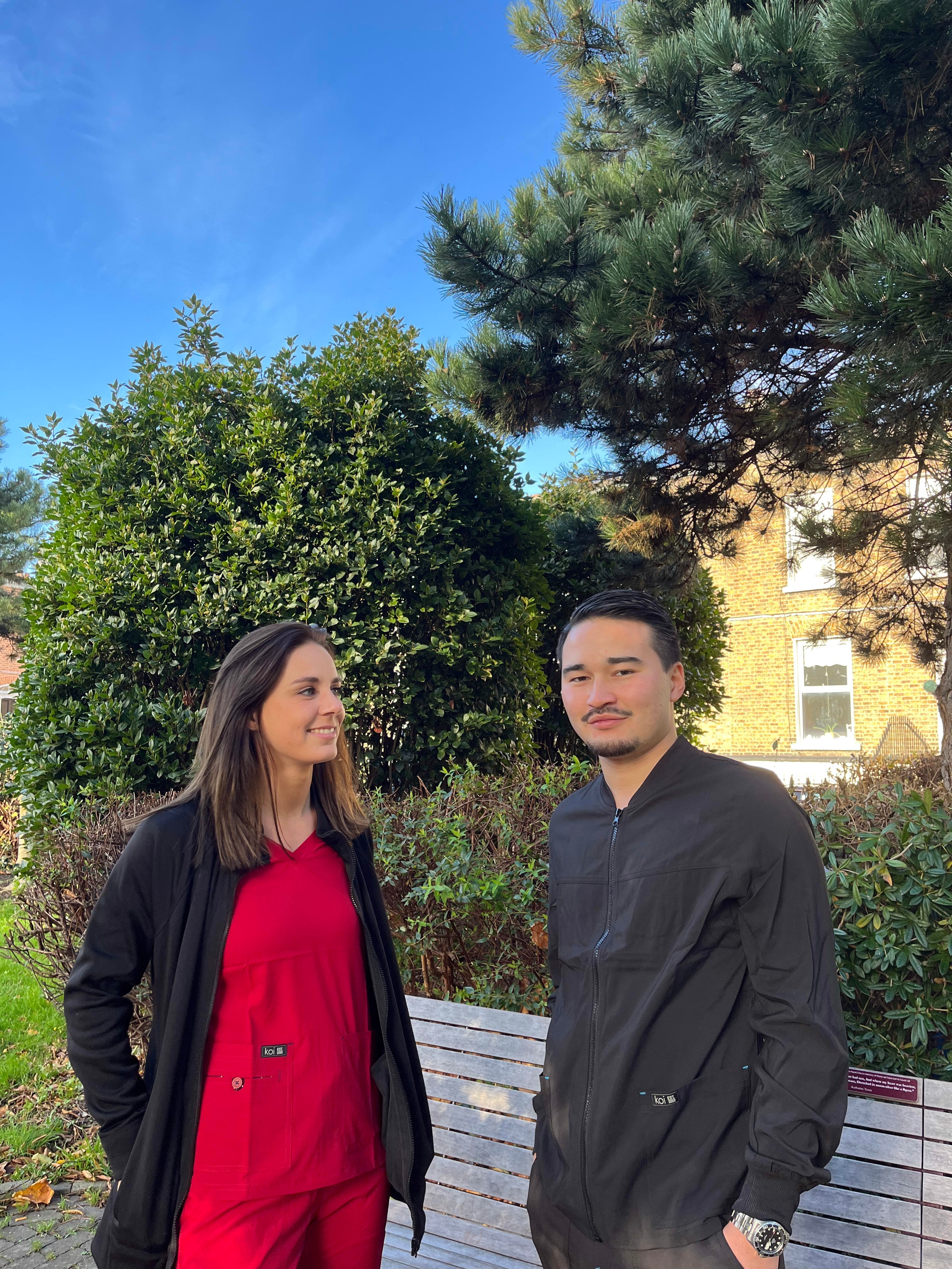 Restez au chaud et à l'aise : les meilleures tenues médicales d'automne 2025 !