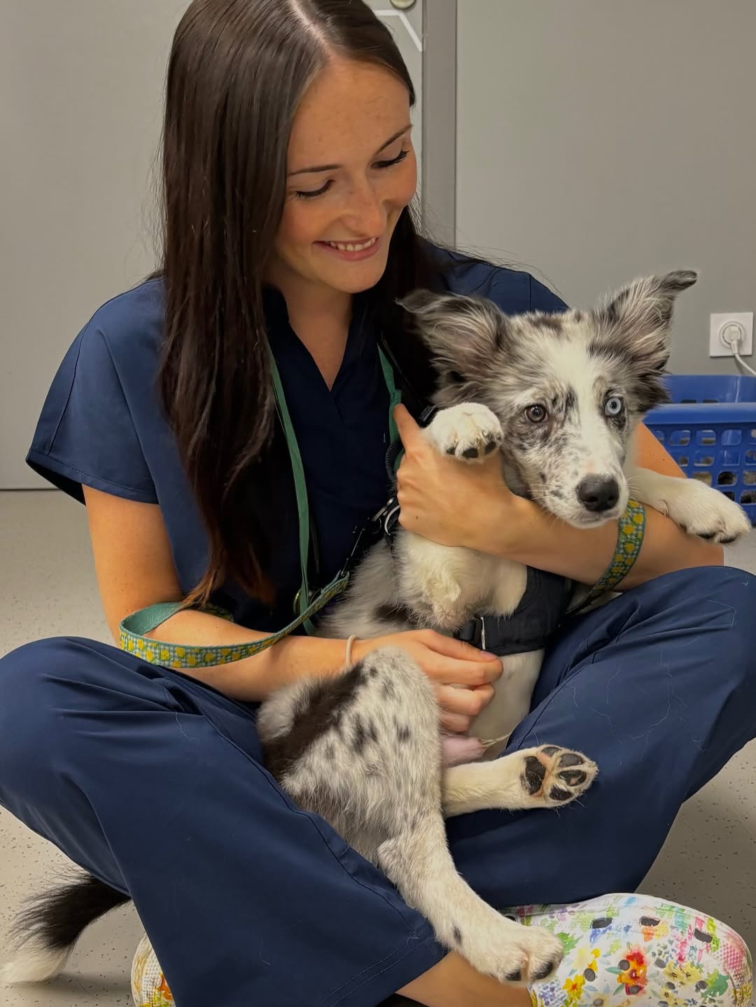 Lena en blouse médicale avec son chien