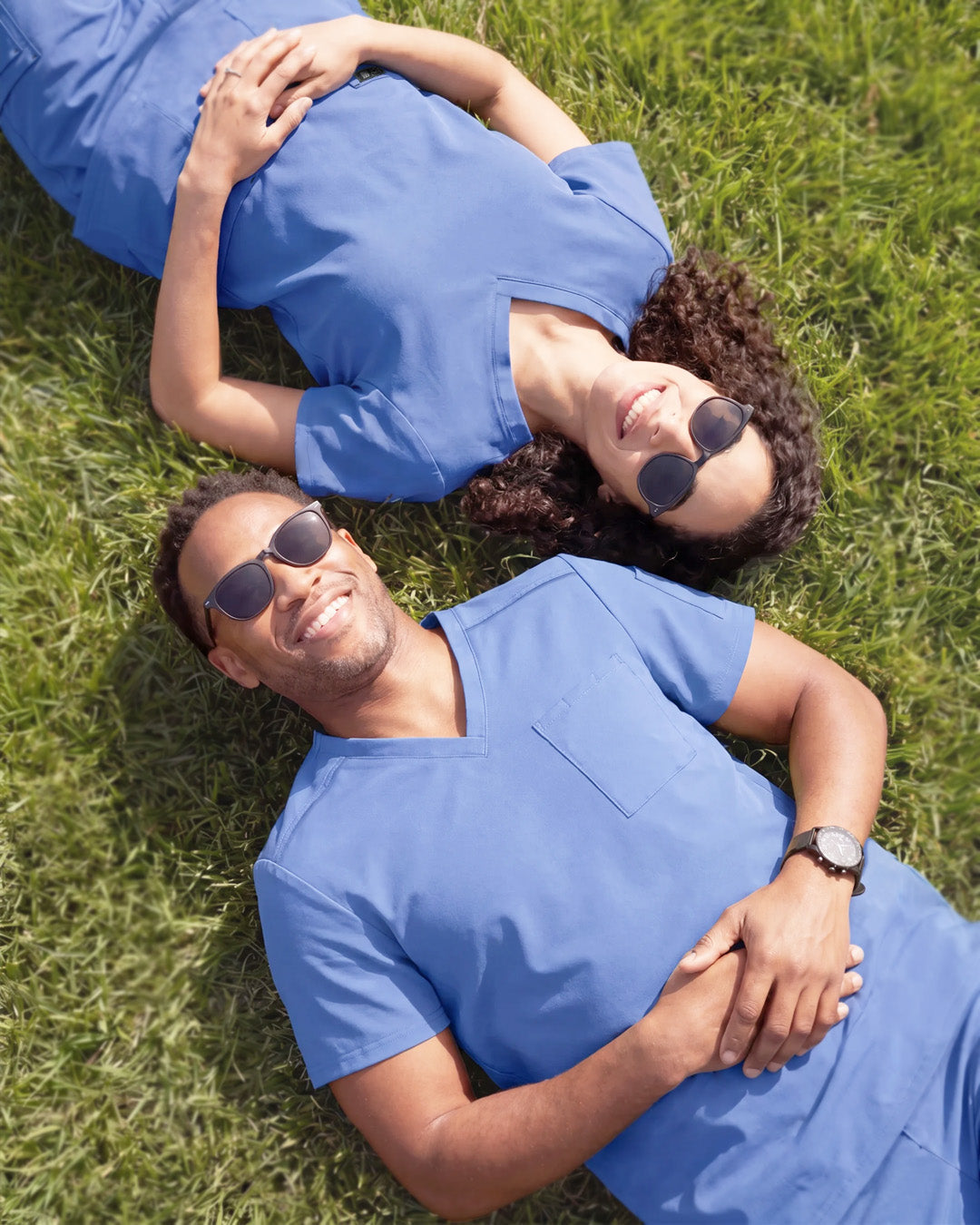 Blouse medicale femme Koi Basics Becca en Bleu Ciel et blouse medicale homme Koi Cureology Arthro en Bleu Ciel 