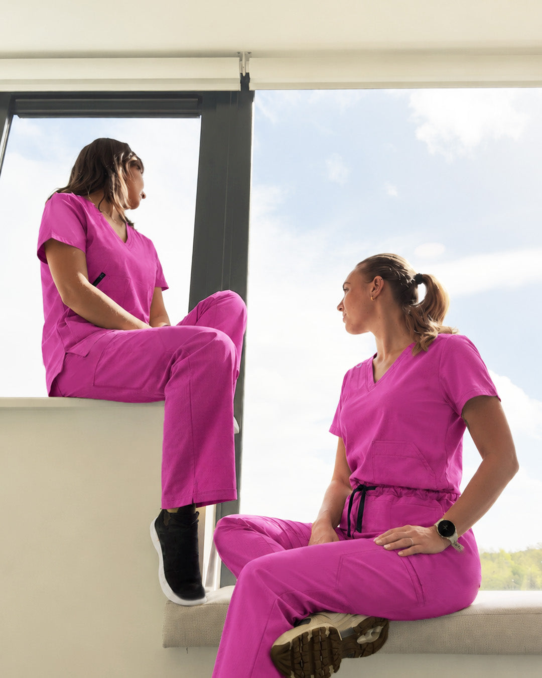 Tenues medicales femme Koi Solis en Ros Hibiscus, blouse Sari et pantalon Freda