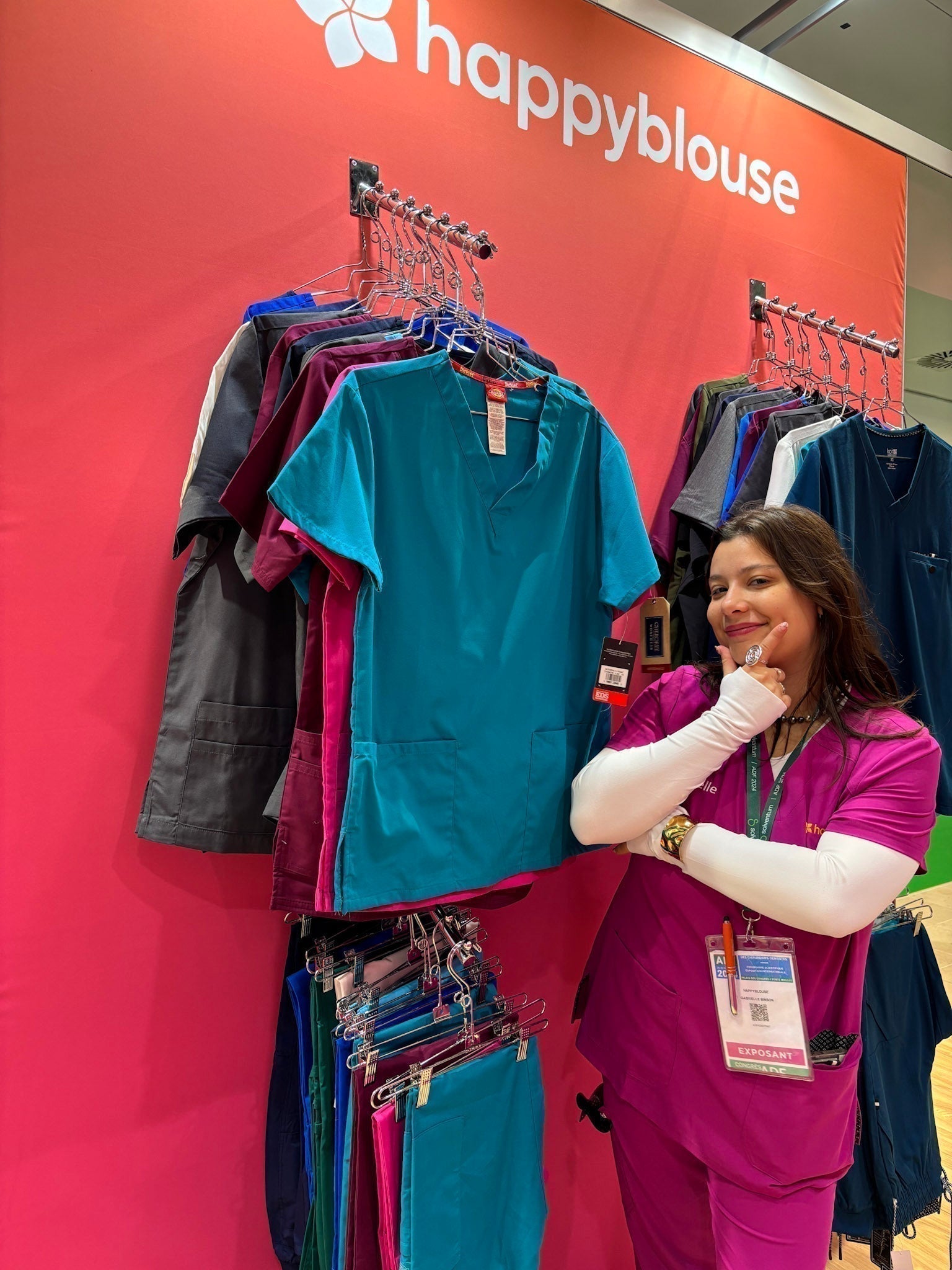 Présentation des blouses médicales lors d'un salon à Paris