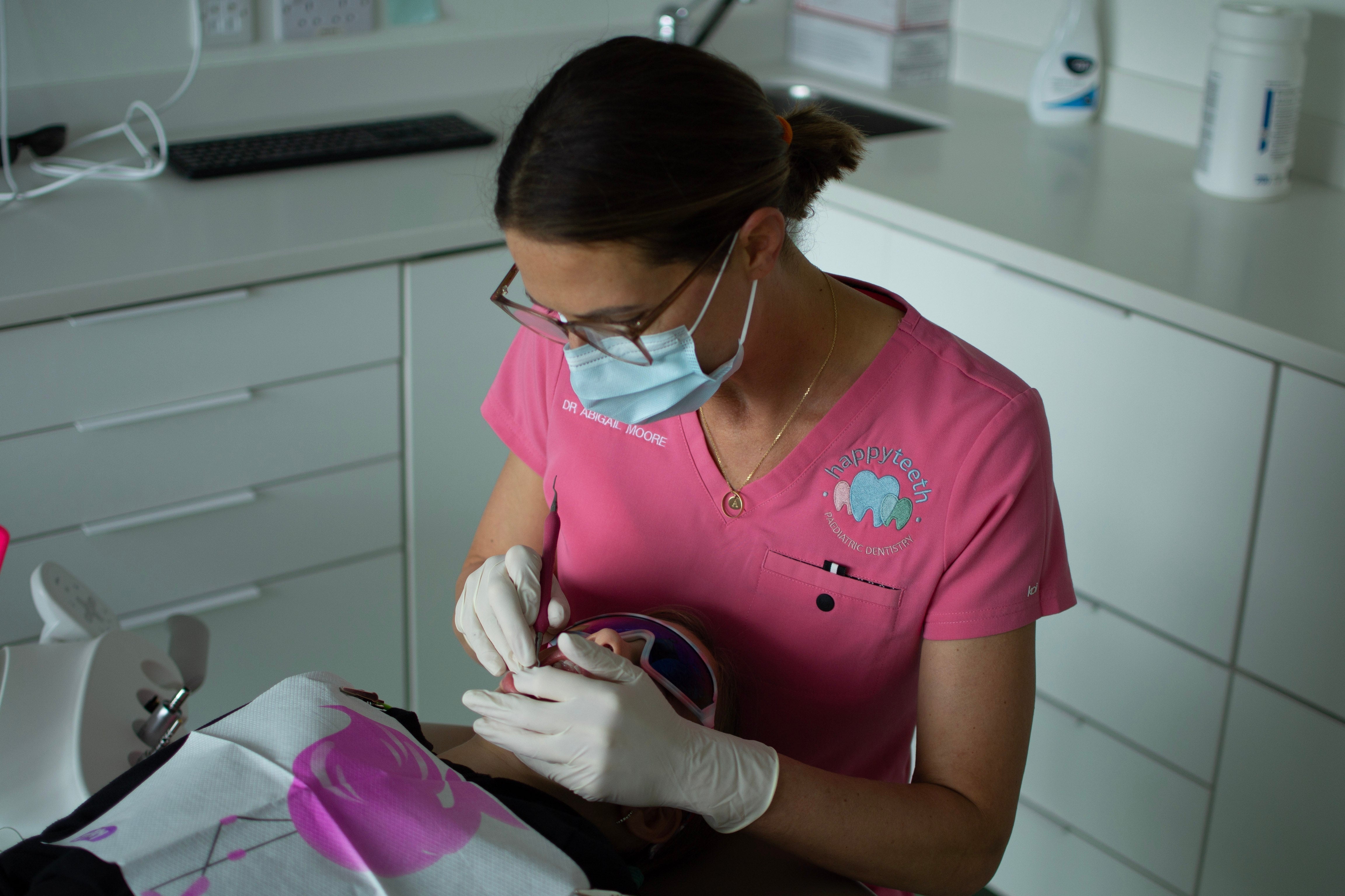 Dentiste en tenue médicale rose 