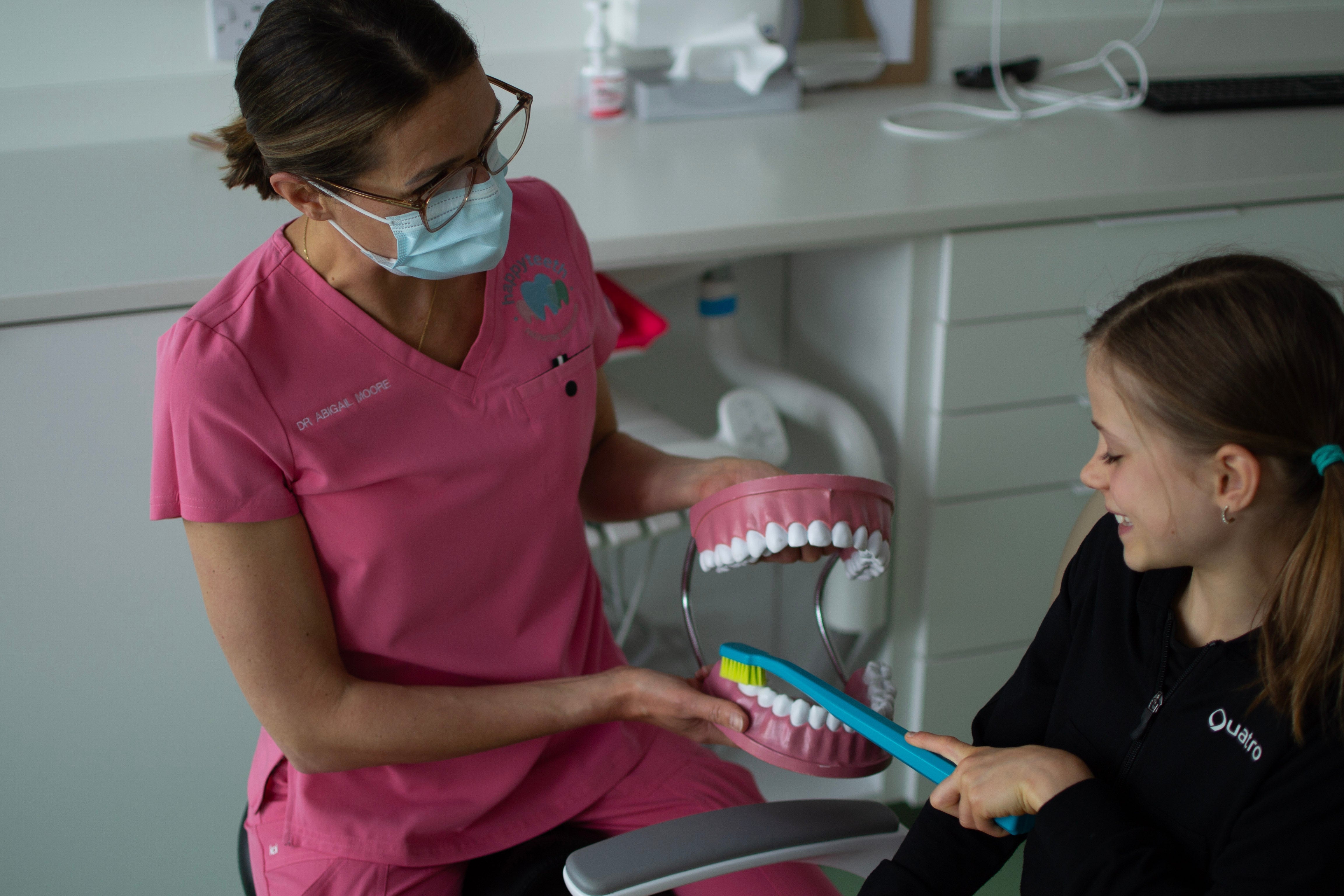 Enfant chez le dentiste. 