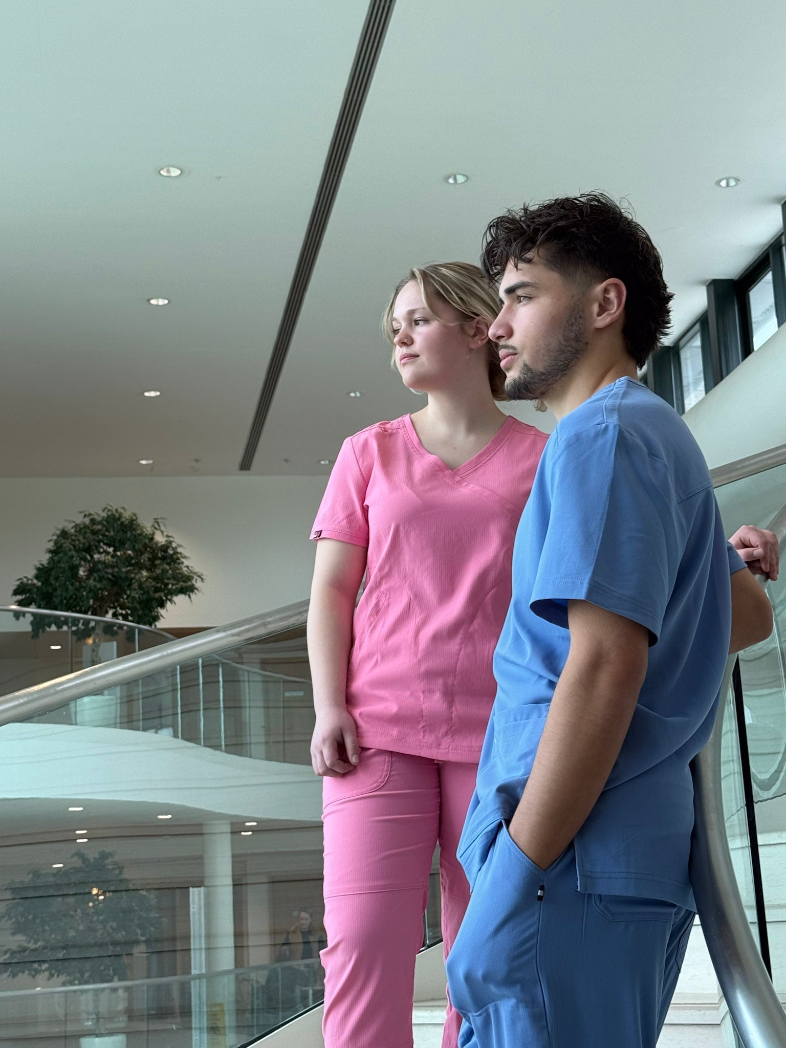 Blouse médicale monochrome ou mix & match : les meilleures associations de couleurs