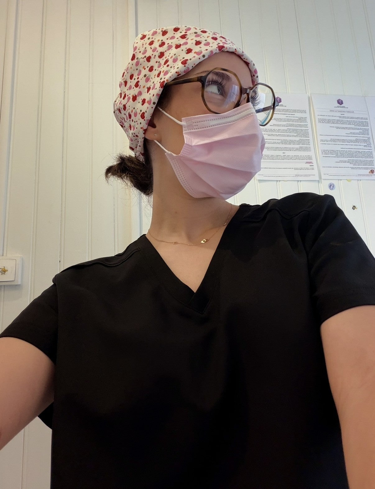 Valentine, etudiante dentaire à Madrid, en tenue Happyblouse
