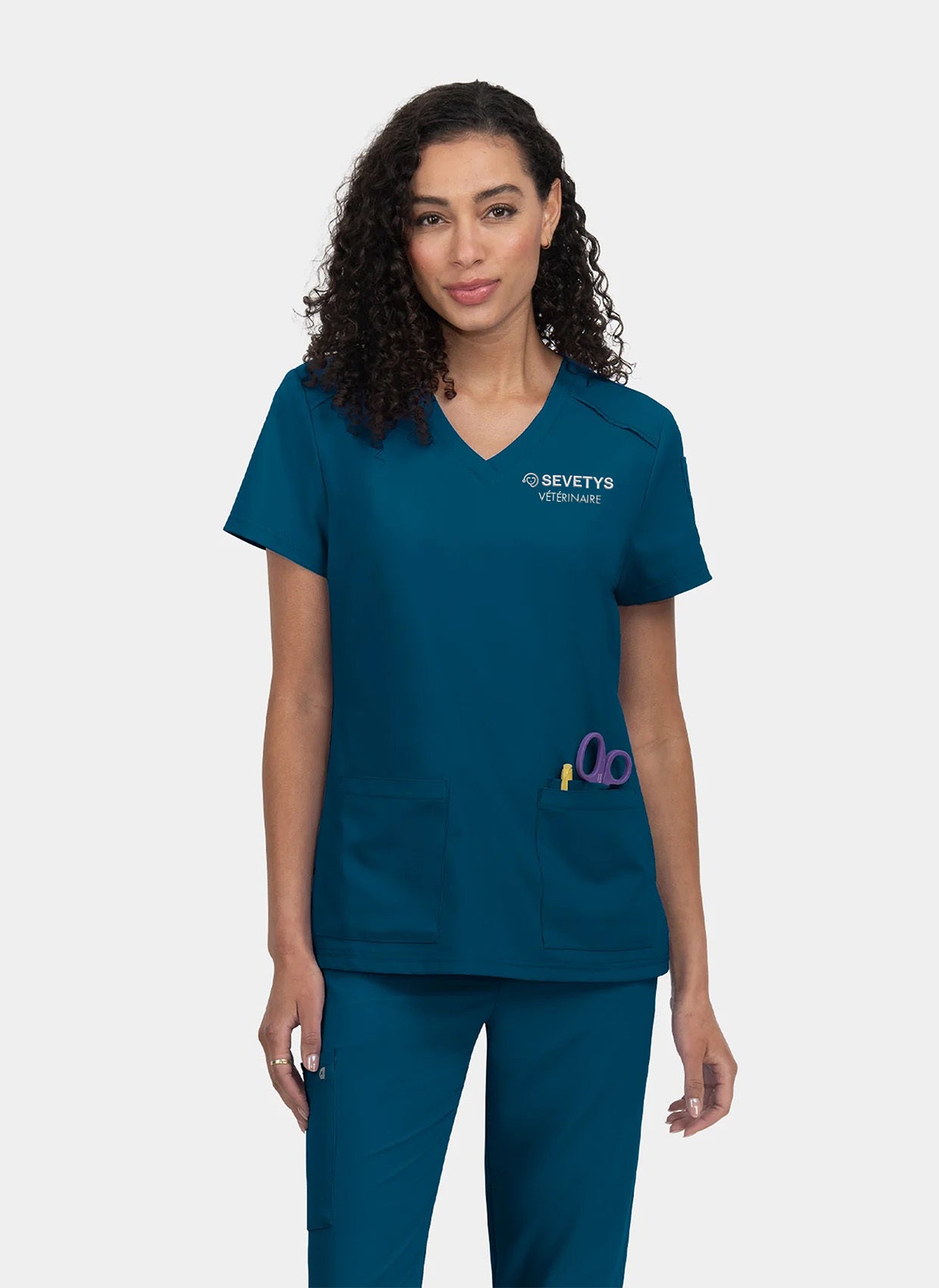 Blouse médicale femme Cardi Bleu Caraïbes - Logo Blanc SEVETYS + Texte 