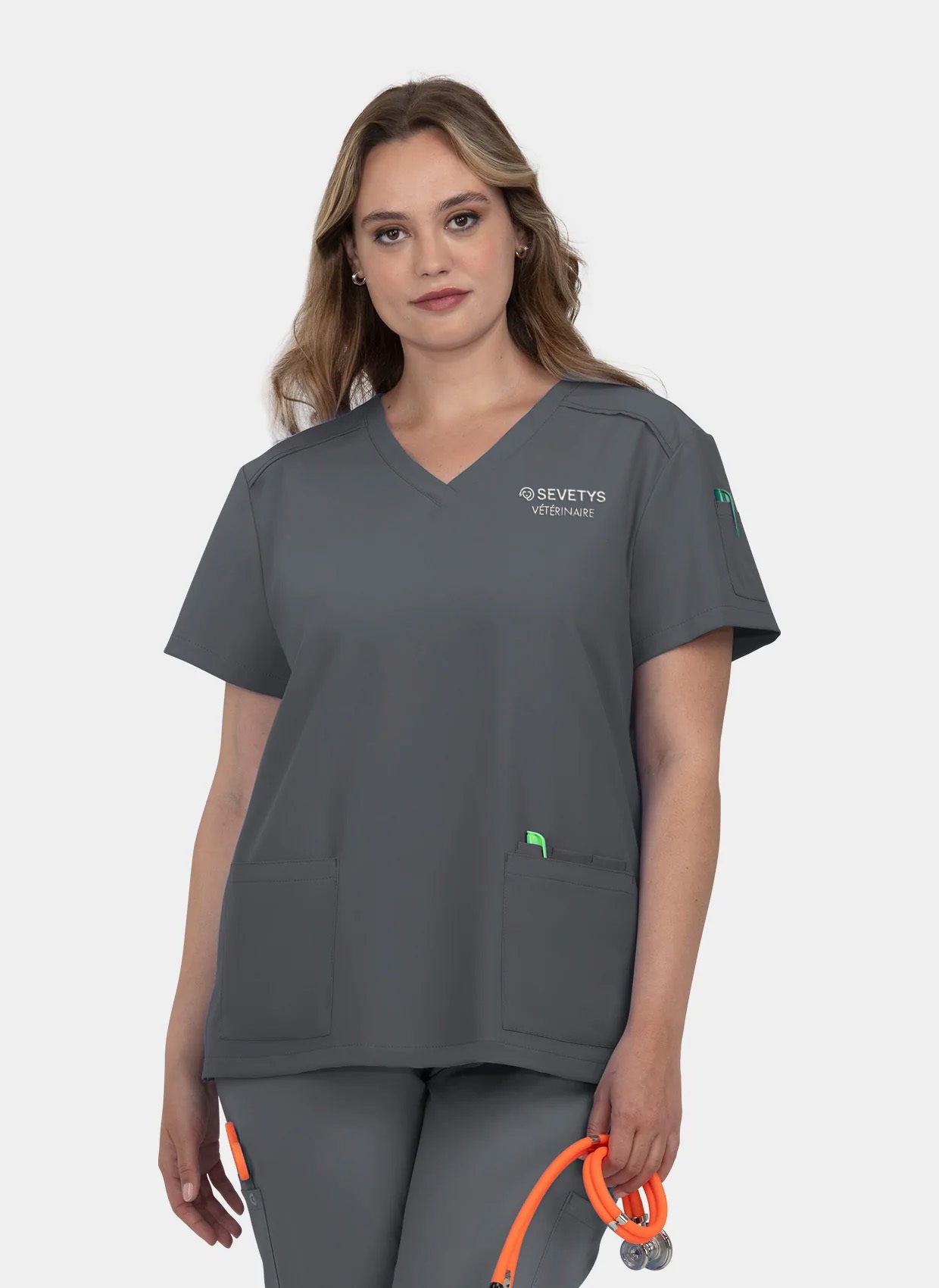Blouse médicale femme Cardi Étain - Logo Blanc SEVETYS + Texte 