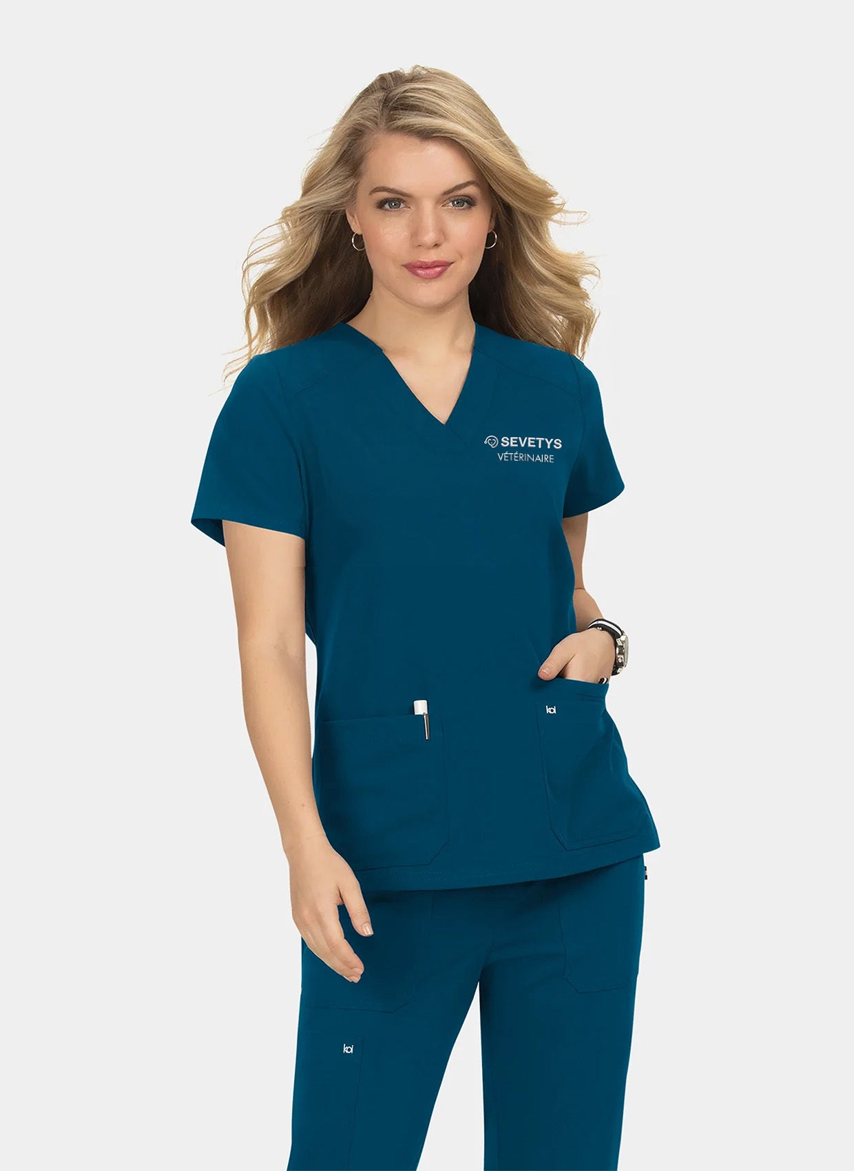 Blouse médicale femme Agitation et passion Bleu Caraïbes - Logo Blanc SEVETYS + Texte 
