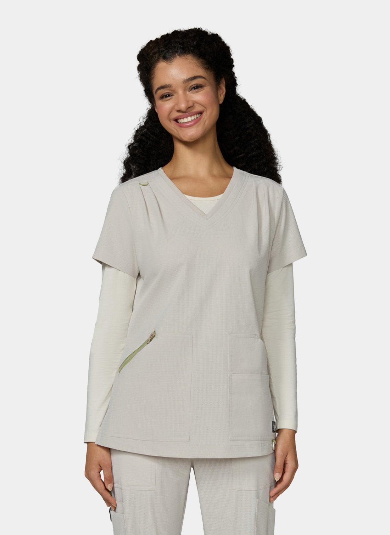 femme portant blouse medicale koi solis sari perle de devant 