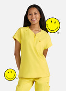 Blouse Médicale Koi Smiley Monde Enthousiaste - Loving Yellow