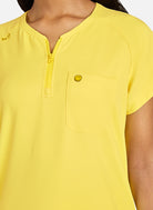 Blouse Médicale Koi Smiley Monde Enthousiaste - Loving Yellow