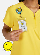 Blouse Médicale Koi Smiley Monde Enthousiaste - Loving Yellow
