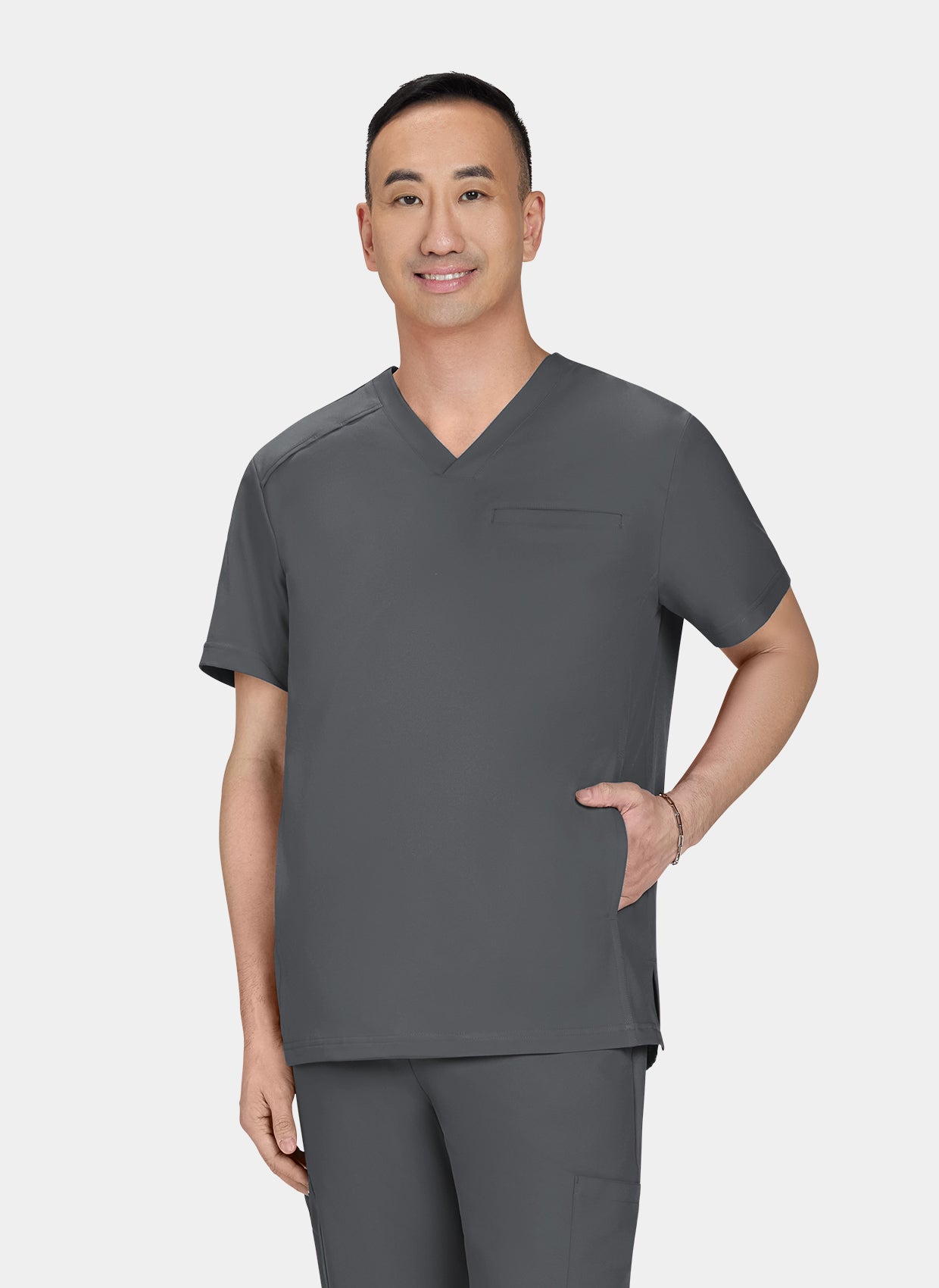 Homme portant une blouse Médicale Koi Cureology Stasis - Étain