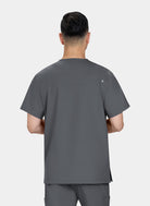 Homme de dos portant une blouse Médicale Koi Cureology Stasis - Étain