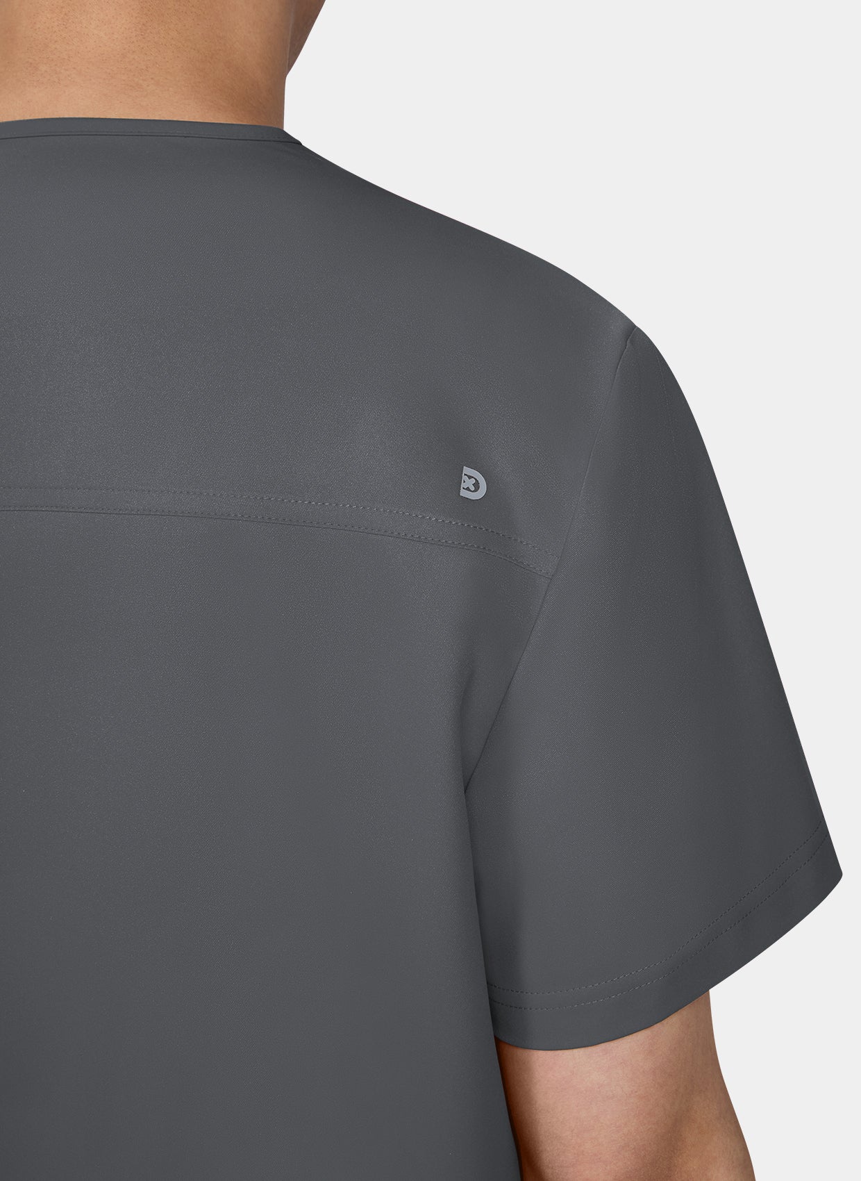 Zoom sur l'epaule d'un homme portant une blouse Médicale Koi Cureology Stasis - Étain