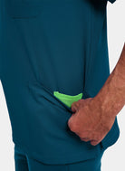 Details de la poche d'un homme portant une blouse  médicale Healing Hands Matthew bleu Caraïbe