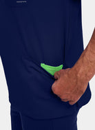 zoom sur poche d'un homme portant une blouse  médicale Healing Hands Matthew bleu marine 