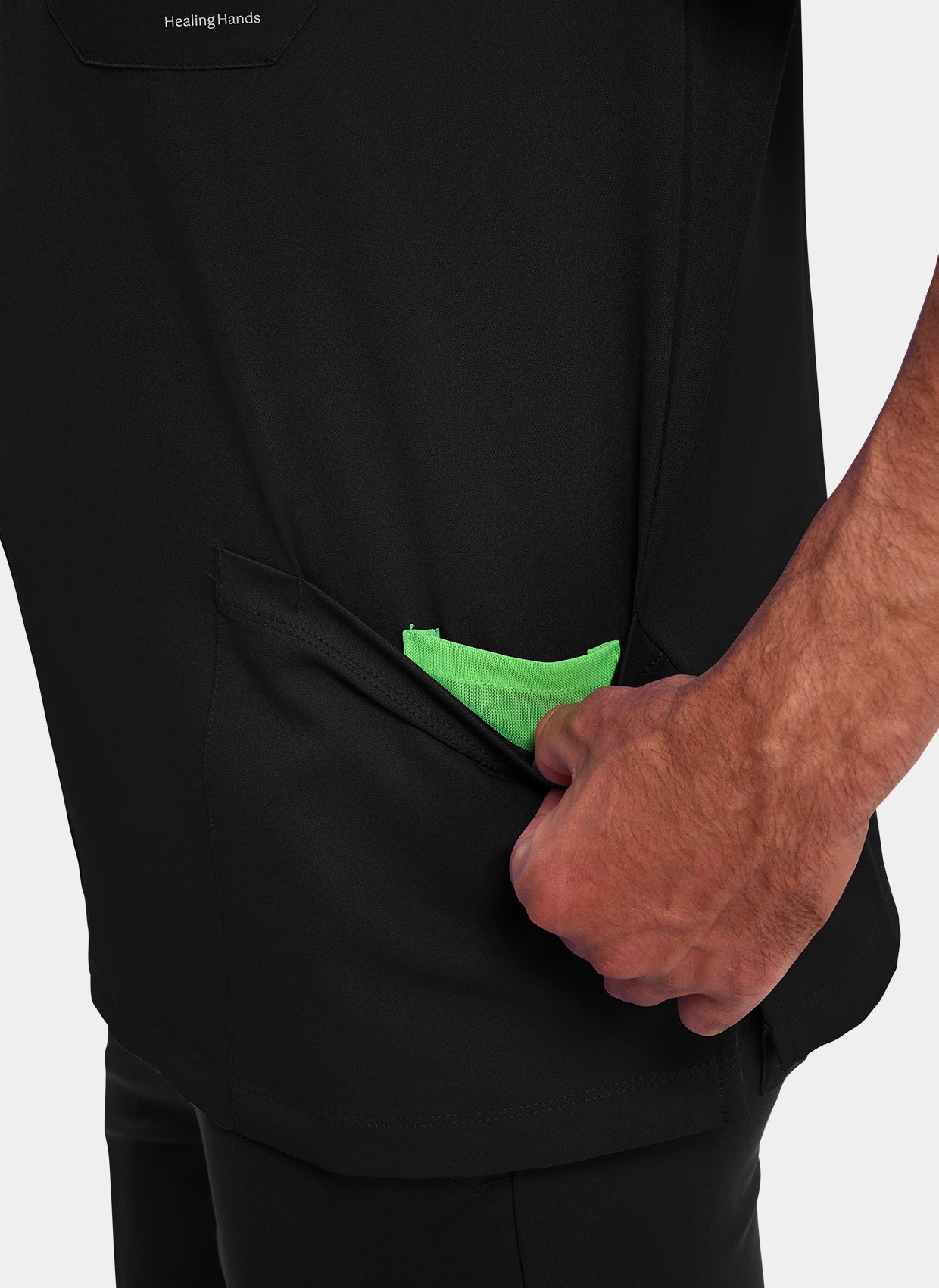 zoom sur poche d'un homme portant une blouse  médicale Healing Hands Matthew noire