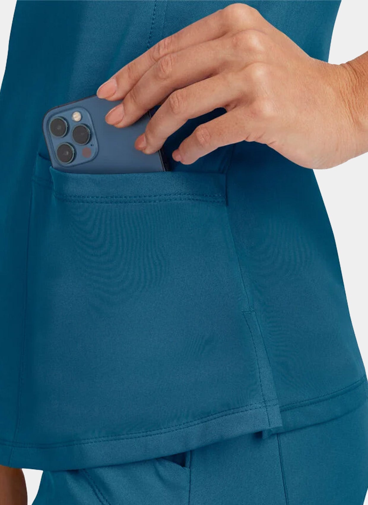 zoom sur poche d'une Femme portant une blouse  médicale Healing Hands Monica bleu Caraïbe 