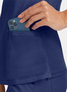 Zoom sur poche d'une Femme portant une blouse  médicale Healing Hands Monica bleu marine 