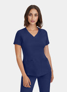 Femme portant une blouse  médicale Healing Hands Monica bleu marine 