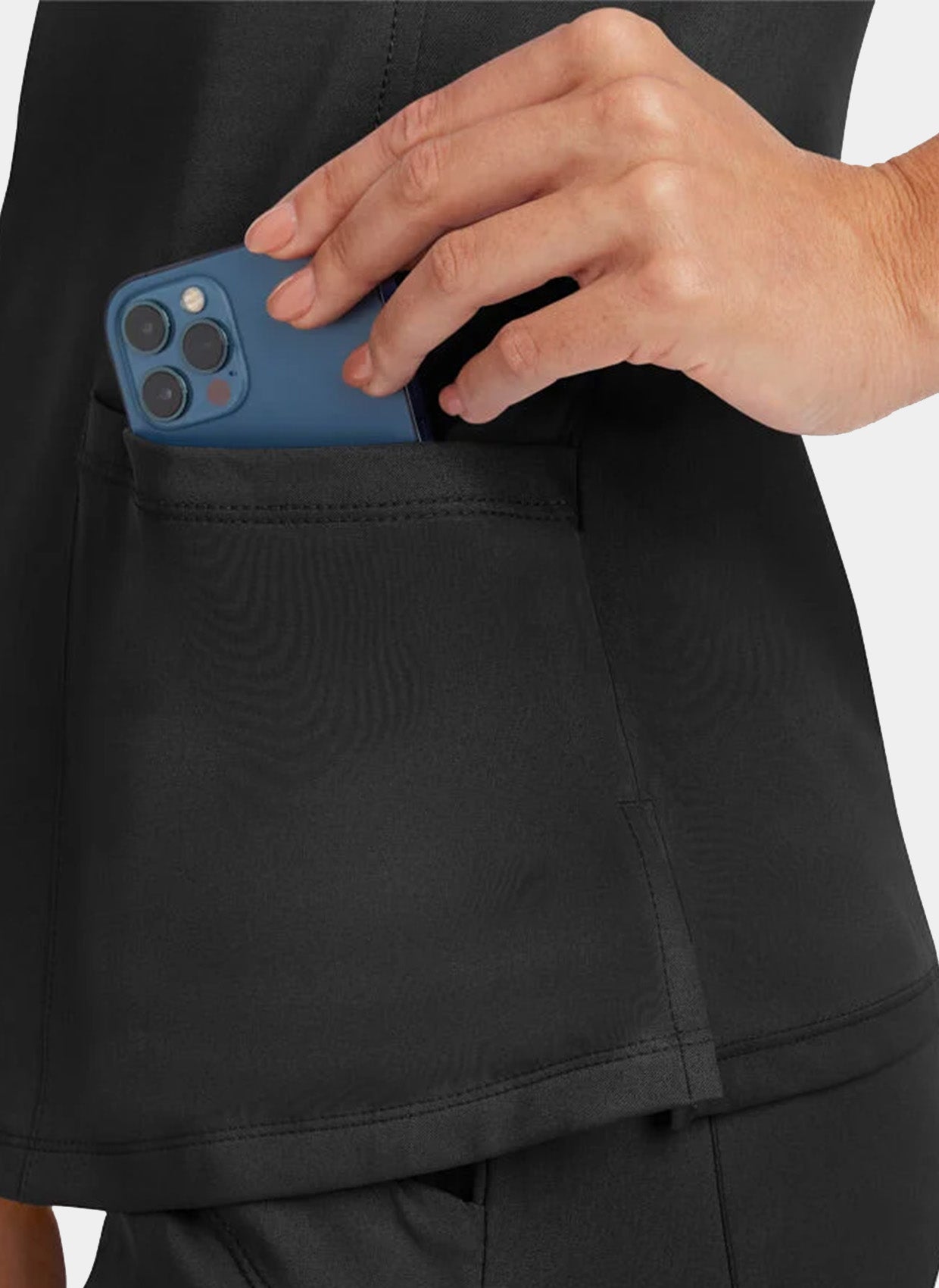 zoom sur poche d'une Femme portant une blouse  médicale Healing Hands Monica noir