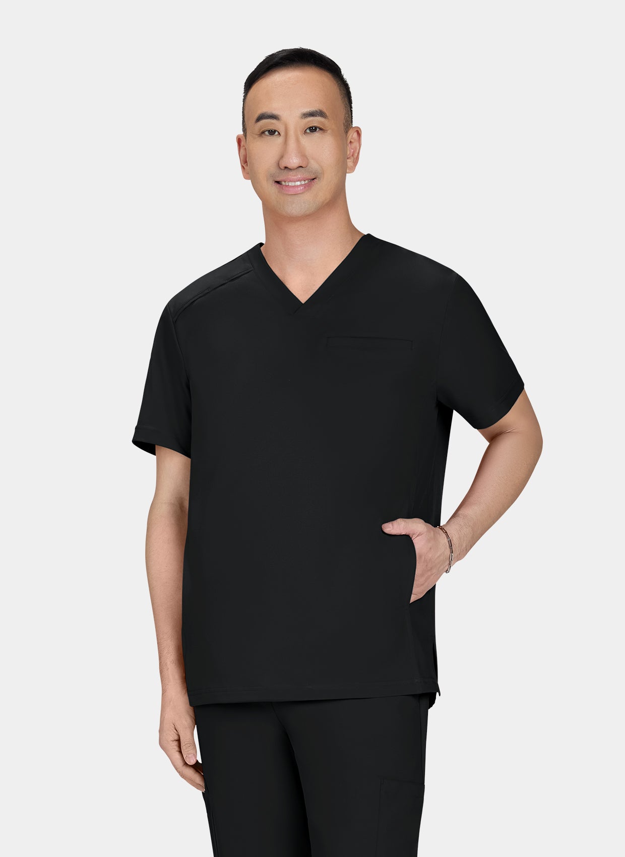Homme protant une blouse medicale Koi Cureology Stasis Noir