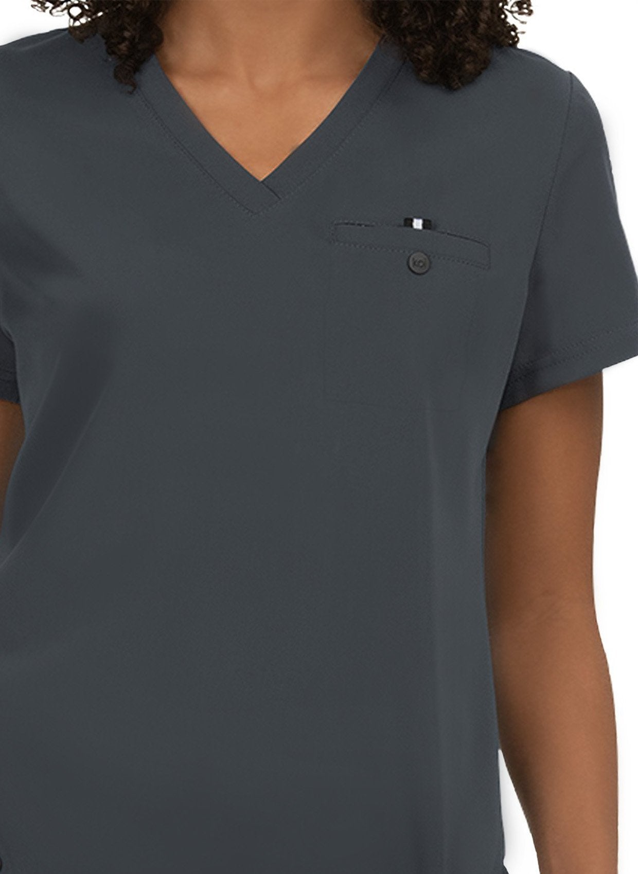 Blouse médicale femme Koi Next Gen Prête à travailler anthracite - détail col V et poche poitrine