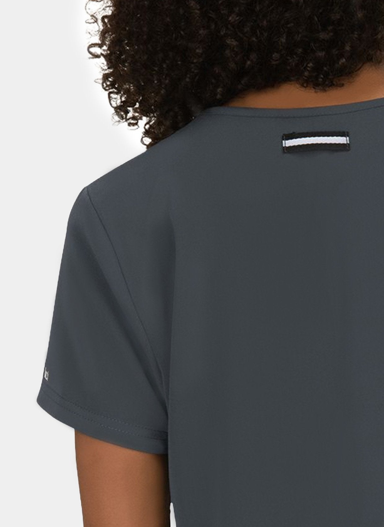 Blouse médicale femme Koi Next Gen Prête à travailler anthracite - détail passant badge à l'épaule