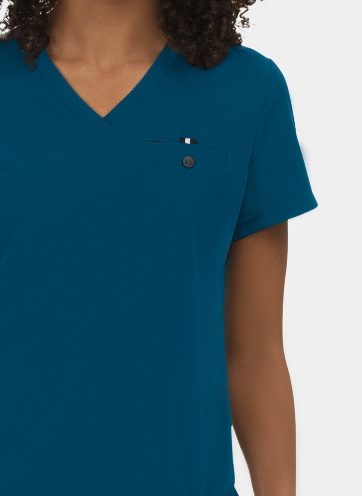 Blouse médicale femme Koi Next Gen Prête à travailler bleu Caraïbes - détail col V et poche poitrine