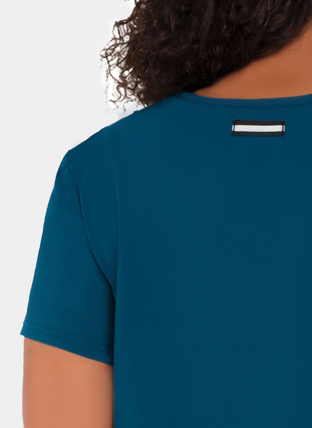 Blouse médicale femme Koi Next Gen Prête à travailler bleu Caraïbes - détail passant badge à l'épaule