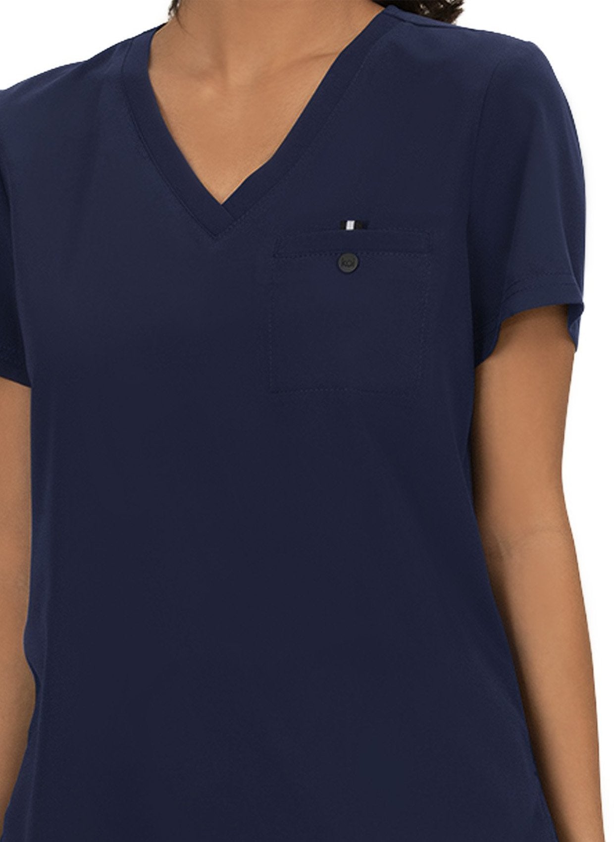 Blouse médicale femme Koi Next Gen Prête à travailler bleu marine - détail col V et poche poitrine
